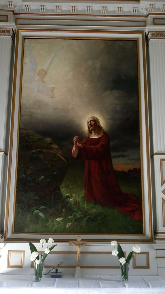 Houtskarin kirkossa on vuodelta 1887 peräisin oleva alttaritaulu, jonka on maalannut tunnettu Victor Westerholm, jonka juuret ovat Nauvossa. Alttaritaulun nimi on Jeesus Getsemanessa ja kerrotaan, että taulun enkelillä on Westerholmin tulevan vaimon kasvot.