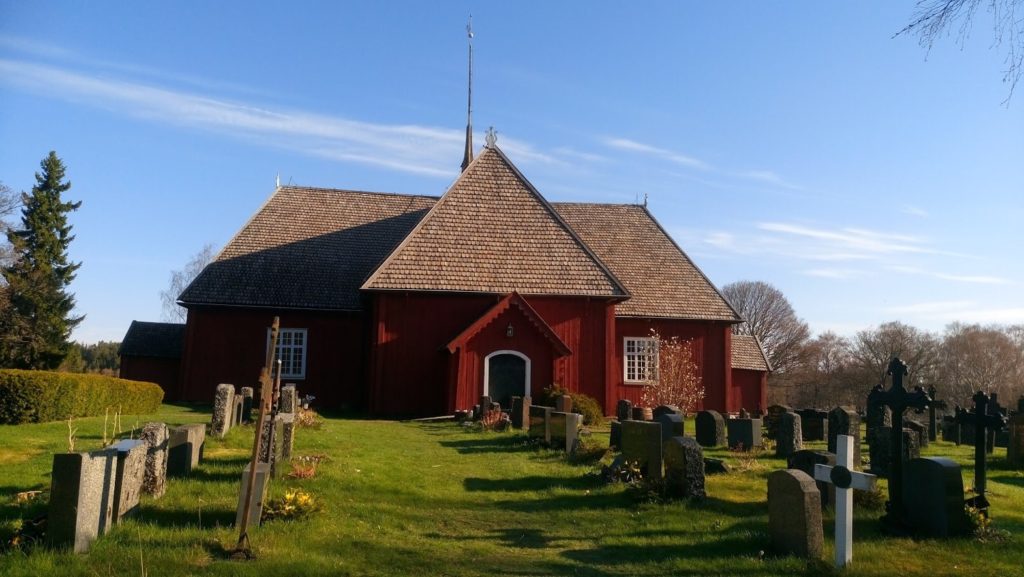 Muodoltaan Houtskarin kirkko on tasavartinen ristikirkko. Kirkko on rakennettu puusta ja se on maalattu kauniilla punamullalla. Kirkon kattona on aumattu paanukatto. Istumapaikkoja kirkossa on peräti 450. Pihalla kirkkoa ympäröi kaunis hautausmaa muistomerkkeineen ja aivan kirkon lähellä sijaitsee vanha vuonna 1860 rakennettu pappila.