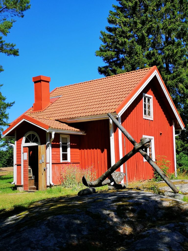 Houtskarin kirkon pihapiirissä ja välittömässä läheisyydessä toimii myös Houtskarin saaristomuseo eli Houtskärs Skärgårdsmuseum. Museo on laaja ja ehdottomasti käymisen arvoinen. Museo koostuu kymmenestä rakennuksesta kuten mm. vuonna 1885 rakennetussa pitäjäntuvassa sijaitsevasta kotiseutumuseosta, Norrbackan torpasta, moottorimuseosta, venemuseosta, venevajasta, veneveistämöstä, kivinäyttelystä, aitoista ja tuulimyllystä.
